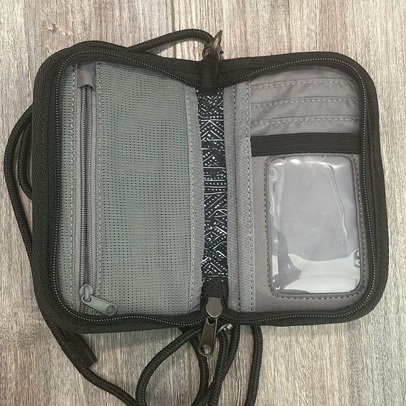Eddie Bauer Connect Crossbody Travel Wallet - Picture 4 of 6
